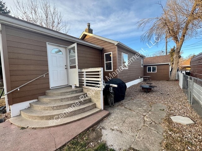 Building Photo - Semi-Furnished 5 bed 2 bath with large fenced yard for rent!