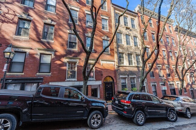 Building Photo - 45 1/2 Garden St