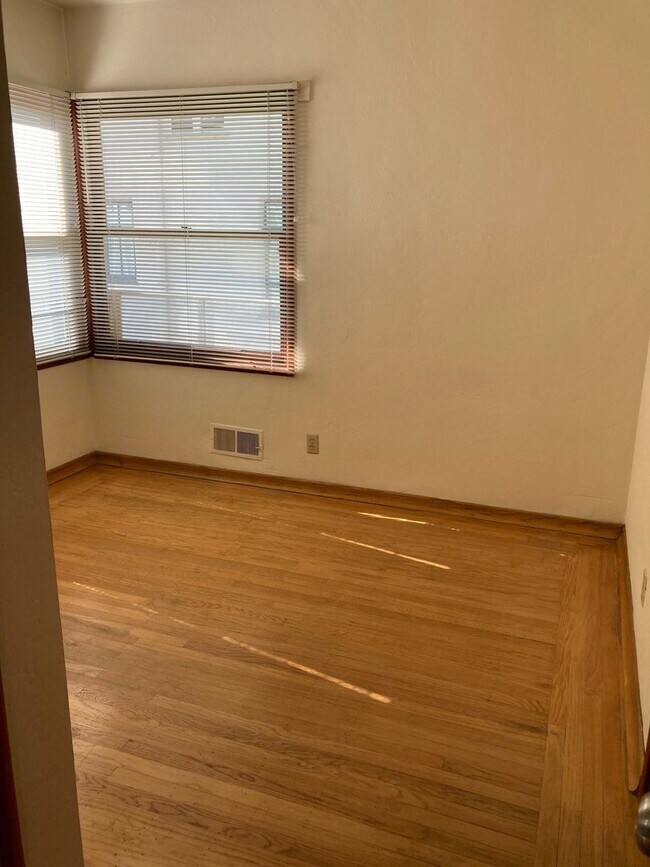 Building Photo - One-bedroom apartment in North Berkeley be...
