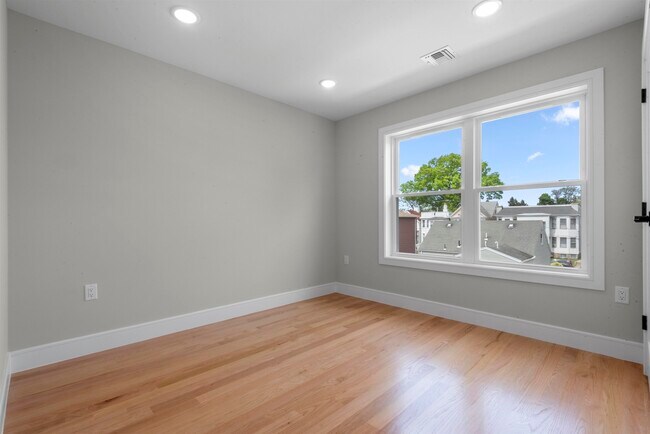 Building Photo - 403 Maple St