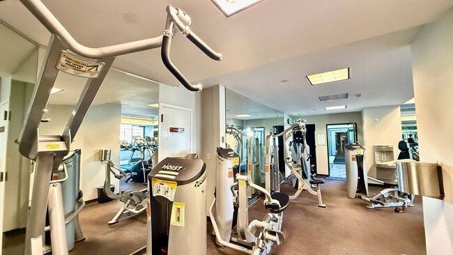 Building Photo - Comfortable Studio Living with Balcony, Parking & Storage at Daniel Burnham Court