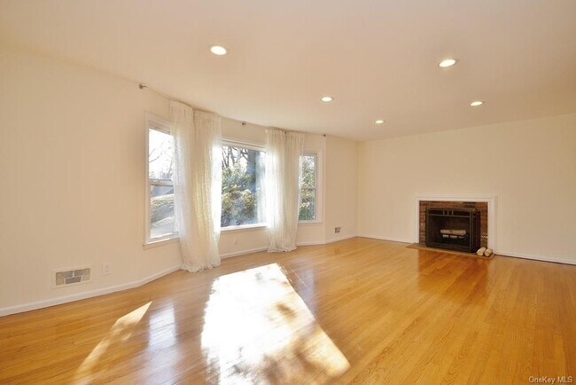 Building Photo - 3 Lakeview Ave