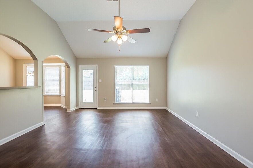 Building Photo - 10909 Lexington Dr