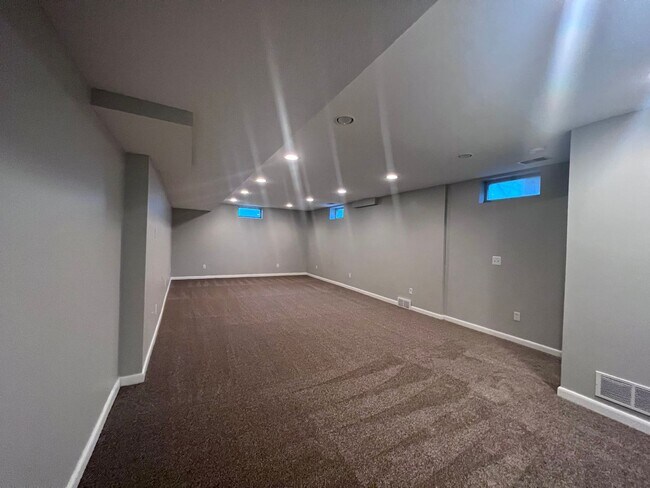 Building Photo - 1795 Forest Lake Dr SE