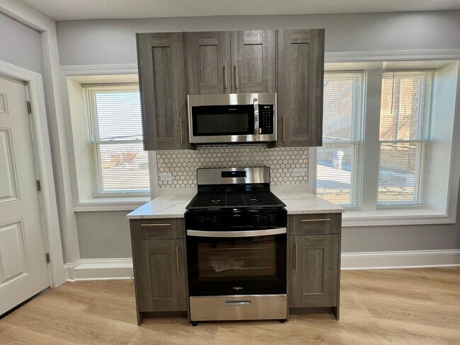 Building Photo - 1701 W Albion Ave