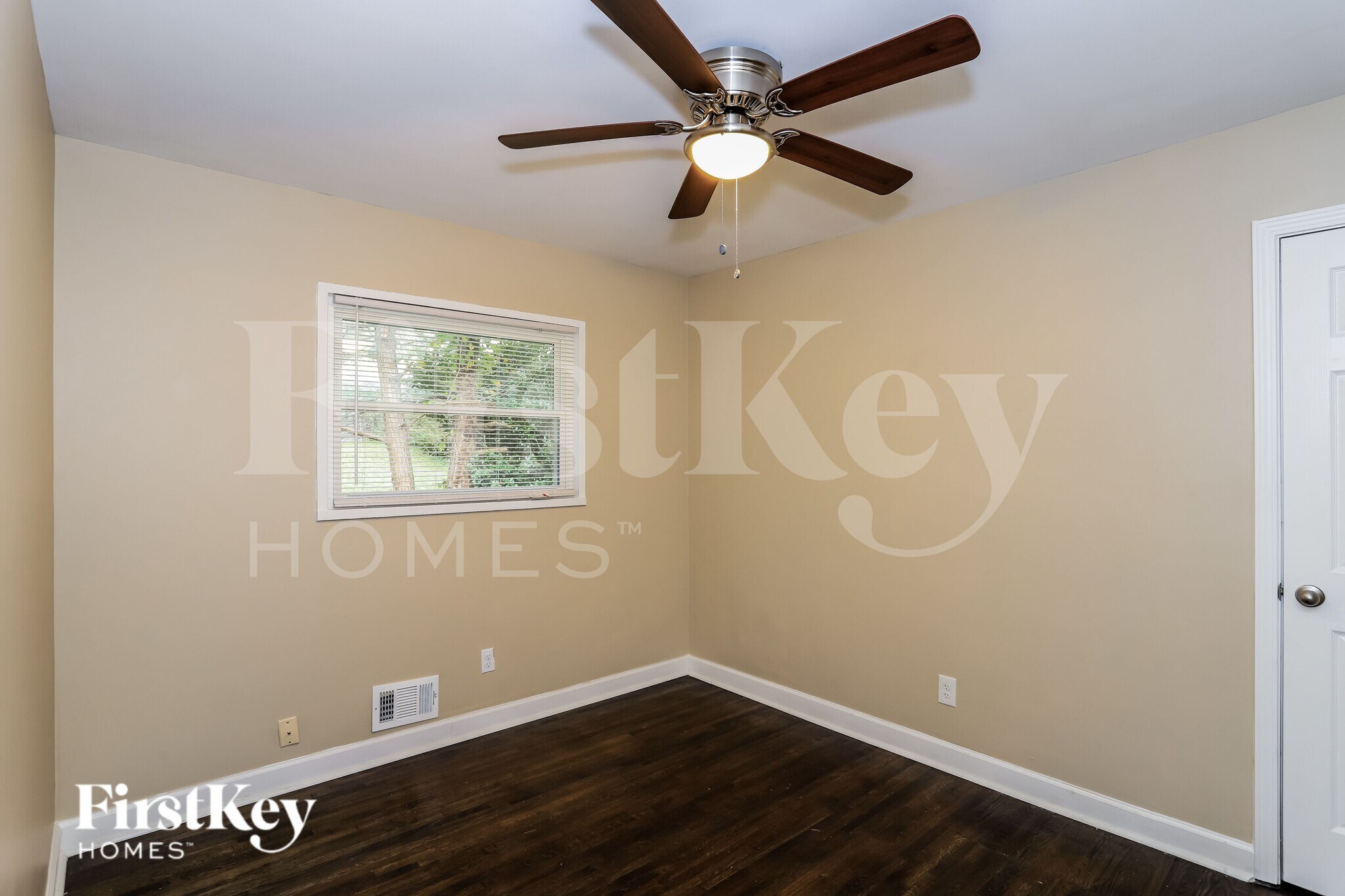 Building Photo - 1855 Shamrock Dr