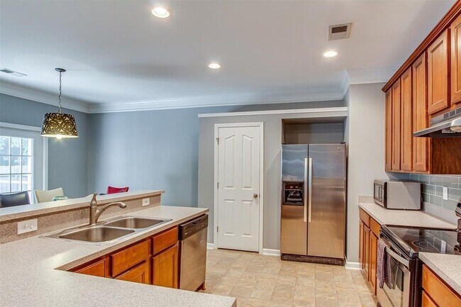 Building Photo - Charming 3 bedroom, 2.5 bath home located in the Lismore Park community.