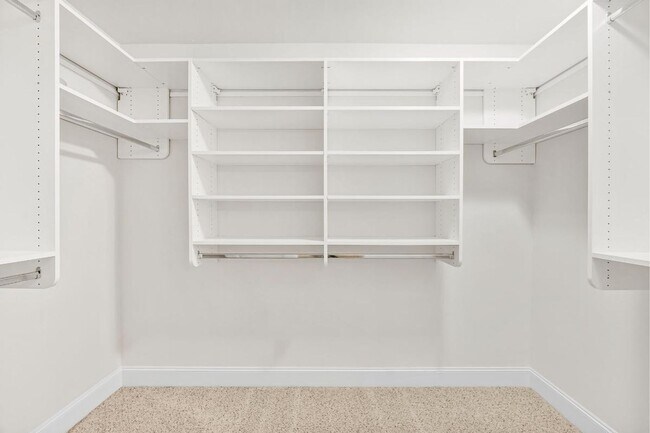 Building Photo - Elegant University Place Home with A/C, Tandem Garage, Office & Balcony Bedroom Near JBLM!