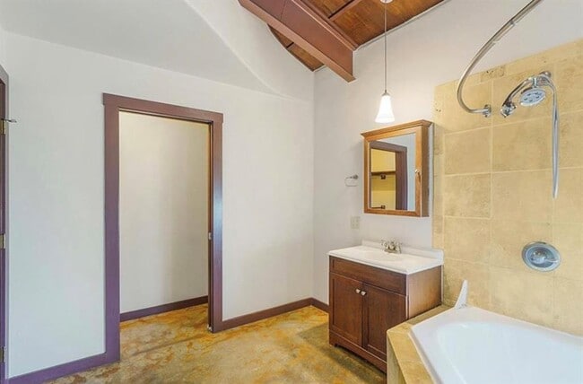 Building Photo - 658 Maple Ln