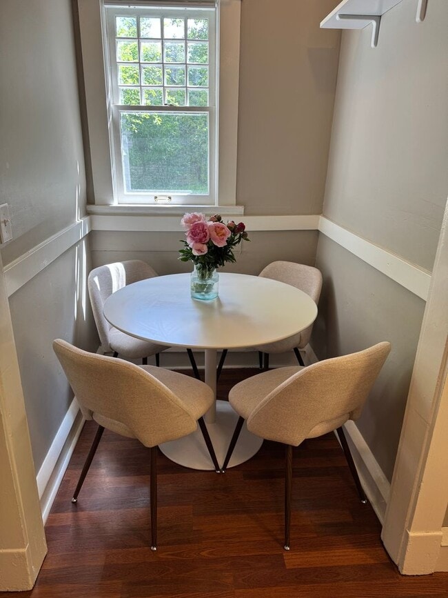 Building Photo - Beautiful Classic 4+ Bedroom 3,800 Sq. Ft....