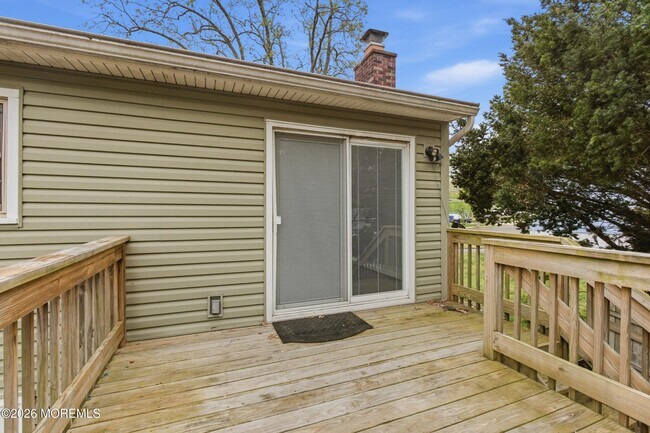 Building Photo - 536 River Dr