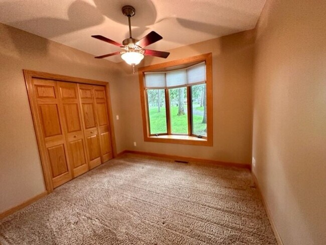 Building Photo - 6 bedroom, 4.5 bath Whitefish chain, 12 mo...