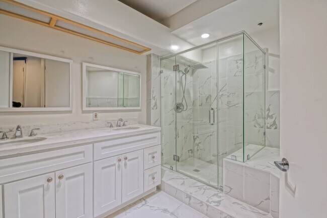 Building Photo - Remodeled Corner 3+2 Unit with Luxury Finishes Near Century City & Westwood