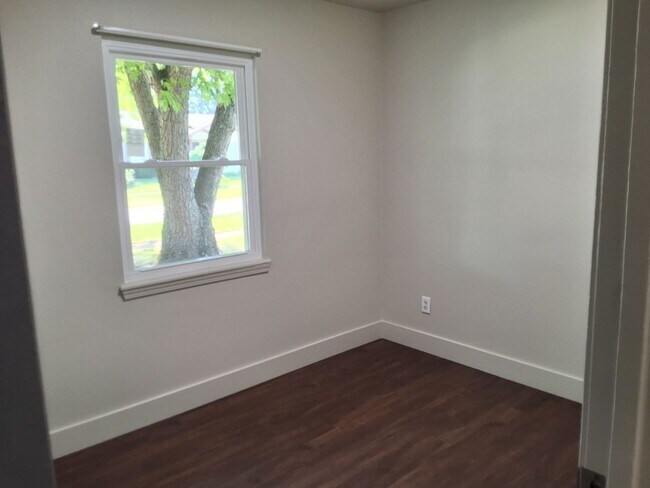 Building Photo - Cozy 3 Bed, 1 Bath House Fenced in yard, M...