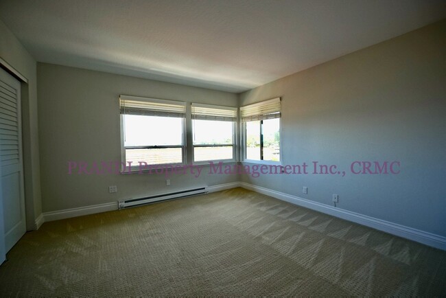 Building Photo - Top Floor, Corner Unit Condo with Panorami...