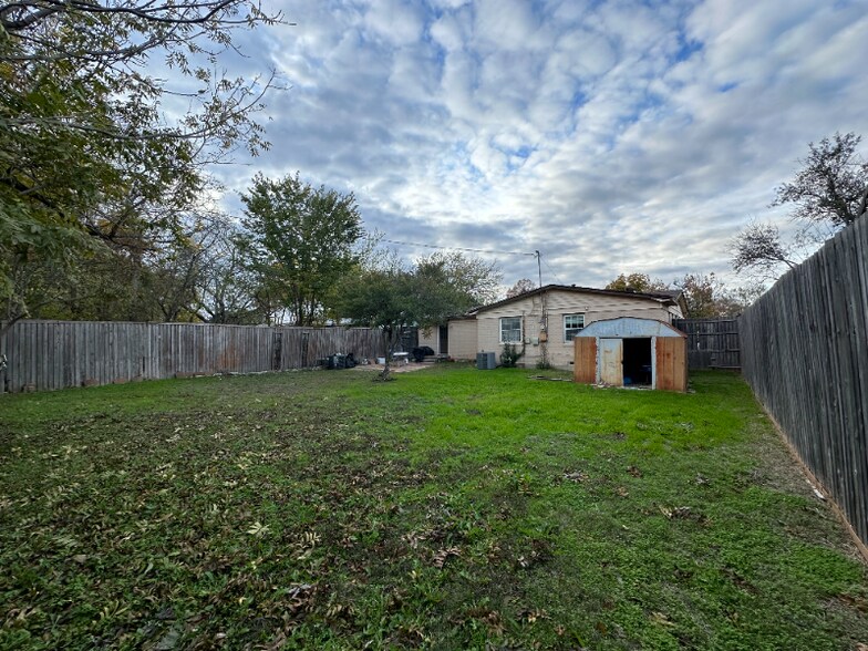 Building Photo - 10932 Dunaway Dr