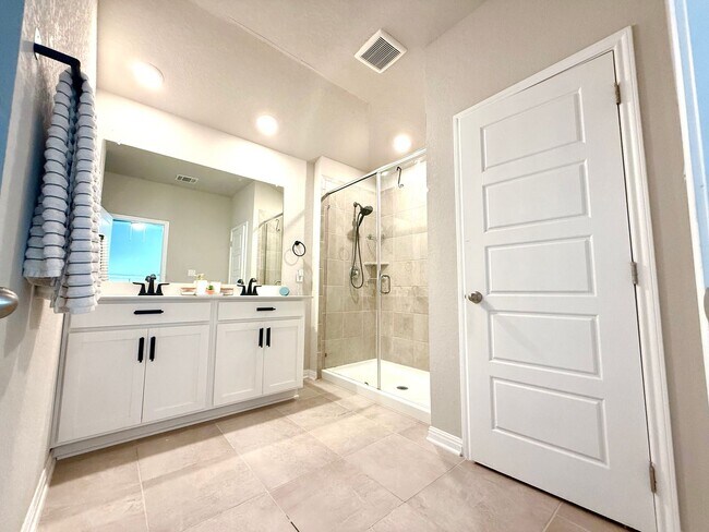 Building Photo - COMING SOON! GORGEOUS Two-Story 4 Bedroom ...