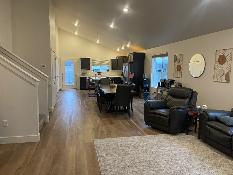 Building Photo - 715 Thrice Lp