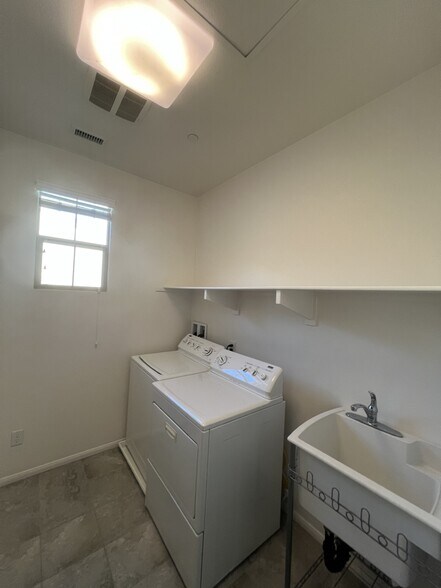 Building Photo - 747 E Lemon Swirl Dr
