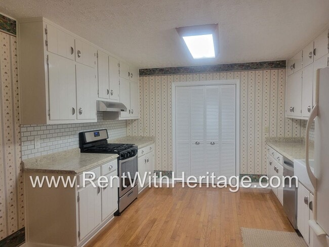 Building Photo - Gorgeous 3bd/2bath Brick Home/ Attention To Detail/ Upgrades Galore/ Great Location