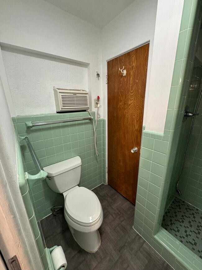 Building Photo - 624 N Crooked Lake Dr