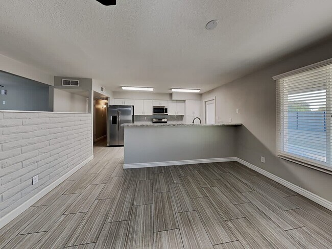 Building Photo - 1524 E Alameda Dr