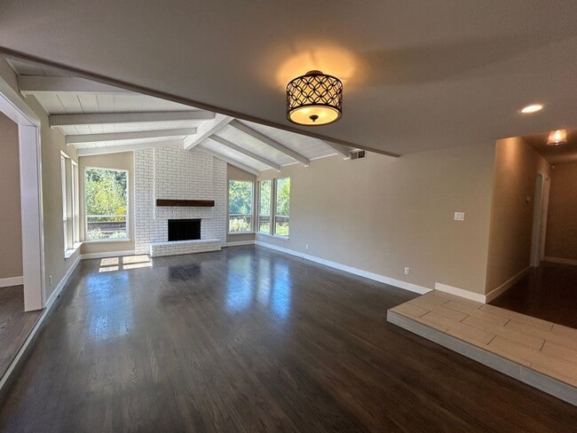Building Photo - Recently Remodeled Single-Story 3/2 Gem in...