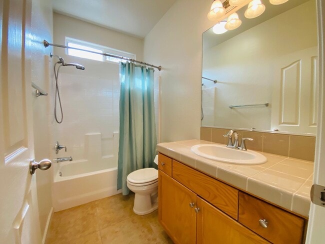 Building Photo - $2,250 International & Chestnut 3 Bed - N....