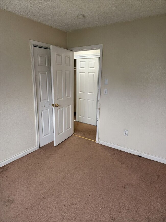 Building Photo - 100 B St