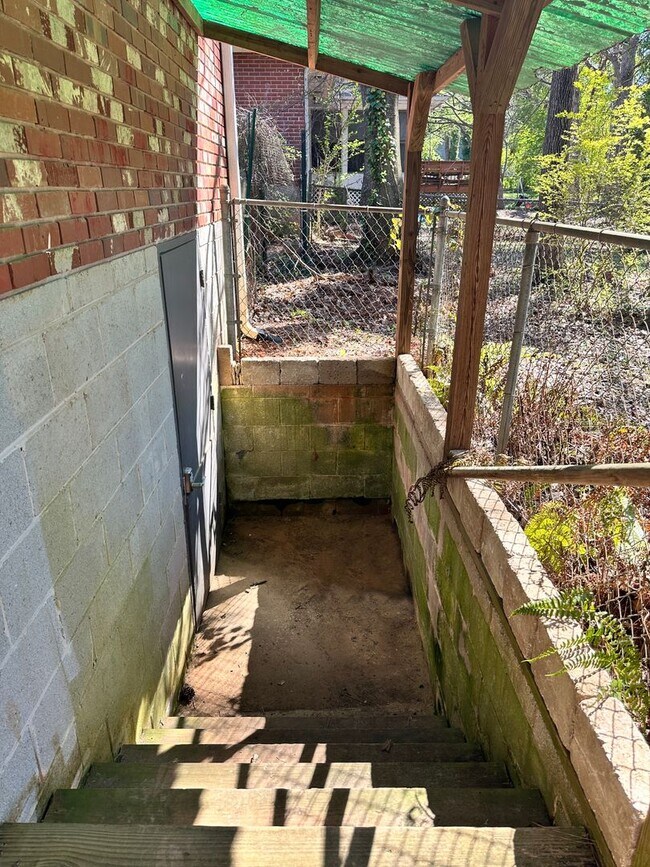 Building Photo - 3 bedroom 2 bath home in a great area filled with tons of extras you will LOVE!