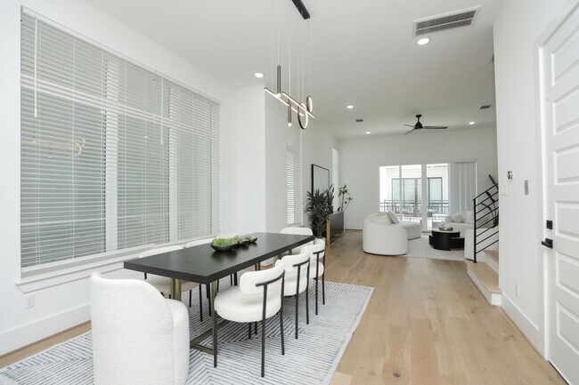 Building Photo - For Lease | 3 Bed, 3.5 Bath | 2,610 Sq Ft | Westheimer Estates |