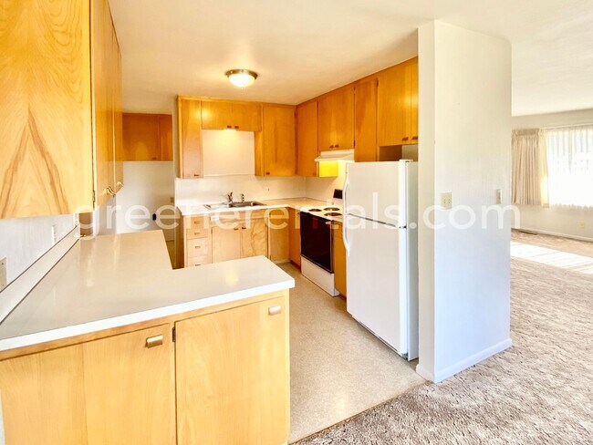 Building Photo - Large 2BD/2BA Montesano Duplex
