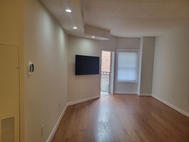 Building Photo - Stunning 1 BR with a Den/2 BA Condo in Wes...