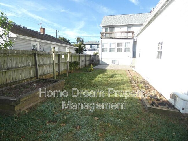 Building Photo - 2623 Van Buren St