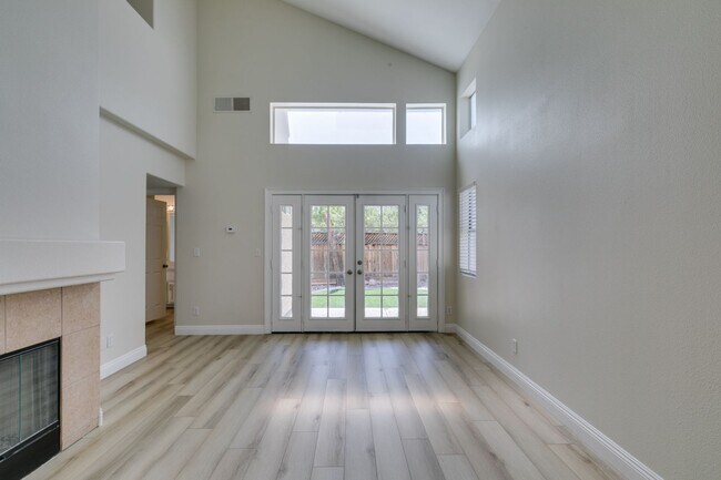 Building Photo - Charming 3-Bedroom Home in Green Valley wi...