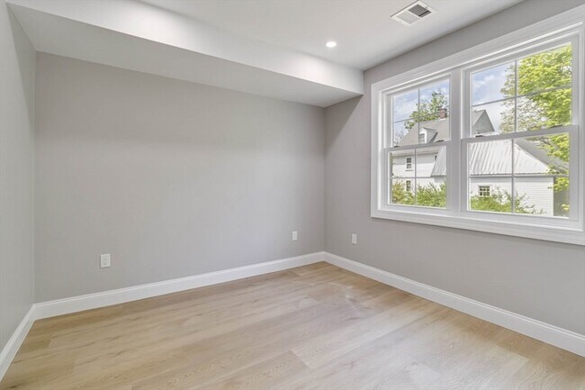 Building Photo - 192 Main St