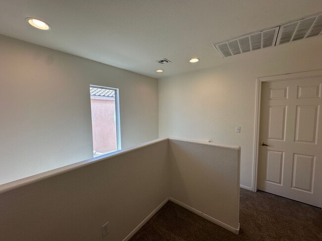 Building Photo - Great 3 Bedroom Home in Gated Community!