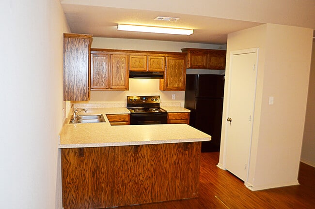 Building Photo - Inviting 1-Bed, 1-Bath Duplex with Fenced Backyard