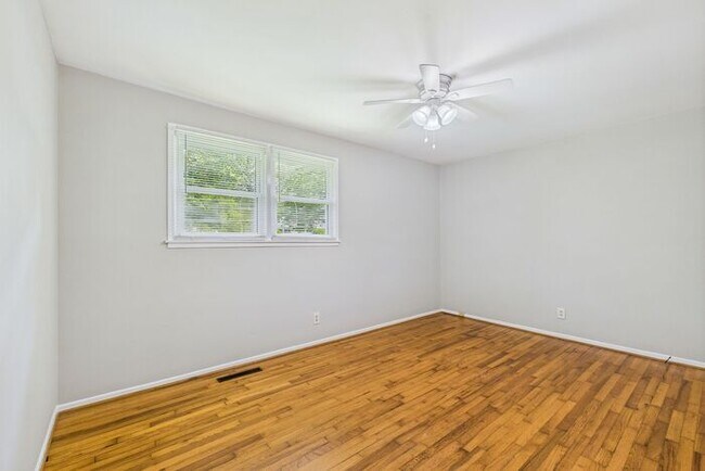 Building Photo - NW Brick Home in the Desirable Guilford Hi...
