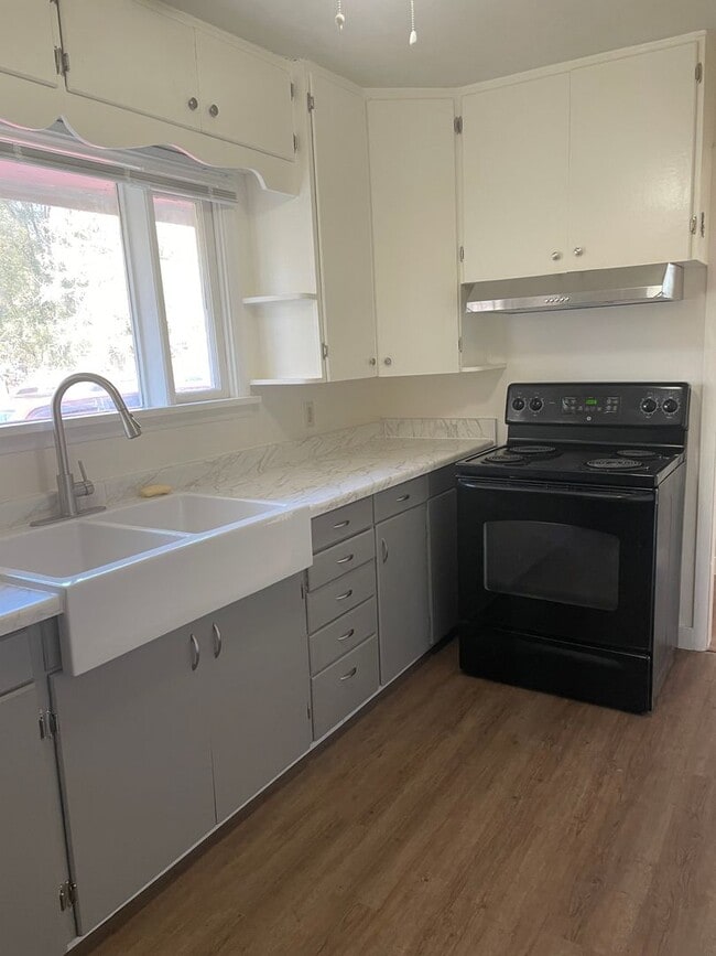 Building Photo - Off the beaten path