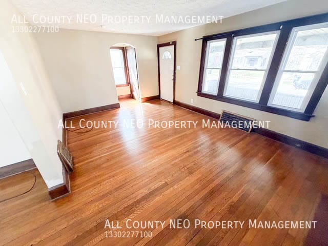 Building Photo - 321 Grace Ave