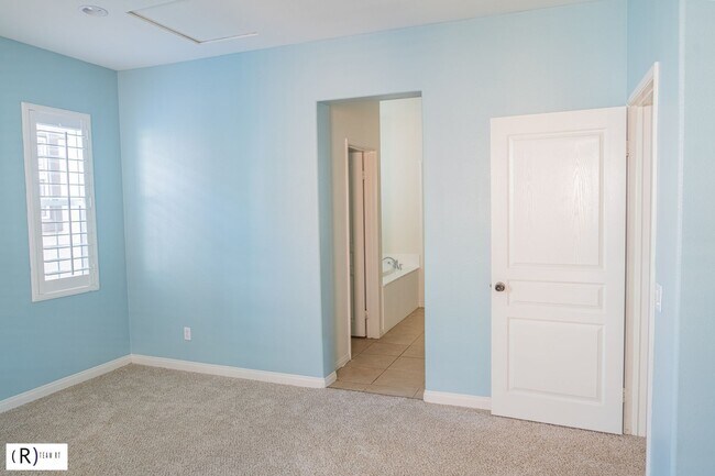 Building Photo - Lovely tri-level condo located in the gated community of Bellafina