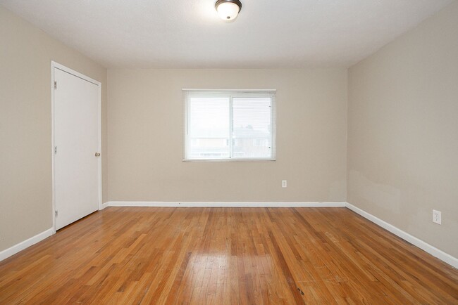 Building Photo - 2 BED 1.5 BATH CONDO IN WARRENSVILLE HEIGHTS!