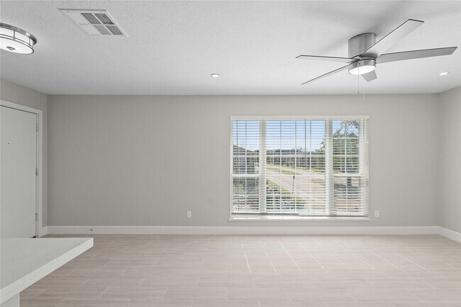 Building Photo - 2121 Fountain View Dr