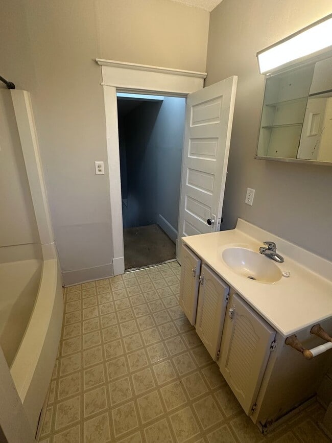 Building Photo - 3231-3233 Duncan St