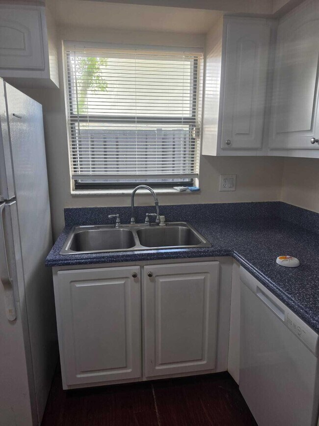 Building Photo - 5204 Bayside Dr