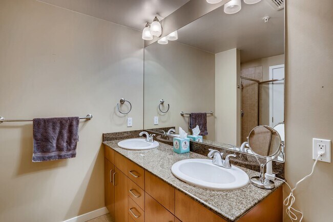 Building Photo - 2BDR Condo w/ AMAZING private patio & amenities!