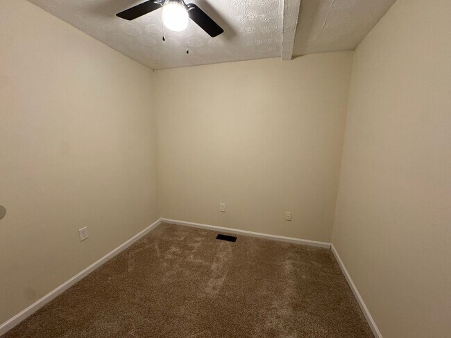 Building Photo - 3 Bedroom 2 Bath (w/ Bonus Room) & Spacious Living Area