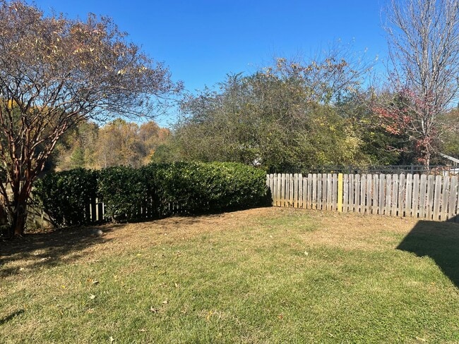 Building Photo - Stunning 5-bedroom, 2.5-bathroom home | Lo...