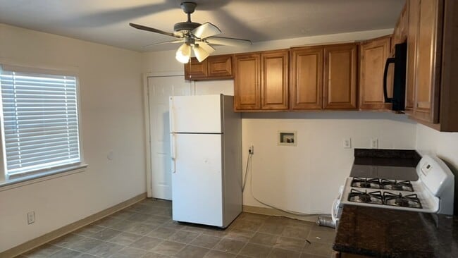 Building Photo - Updated Throughout